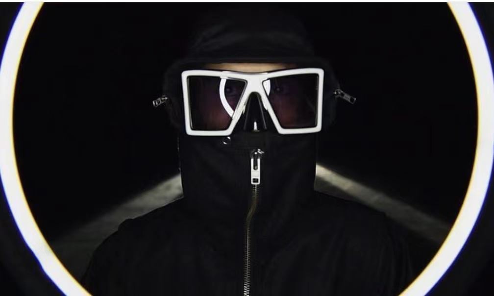 Komono x Walter Van Beirendonck 联名墨镜登场