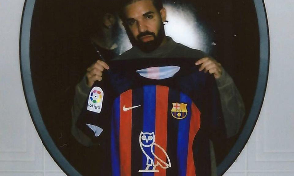 排面拉满！巴塞罗那队将在「国家德比」中穿着 Drake Logo 球衣