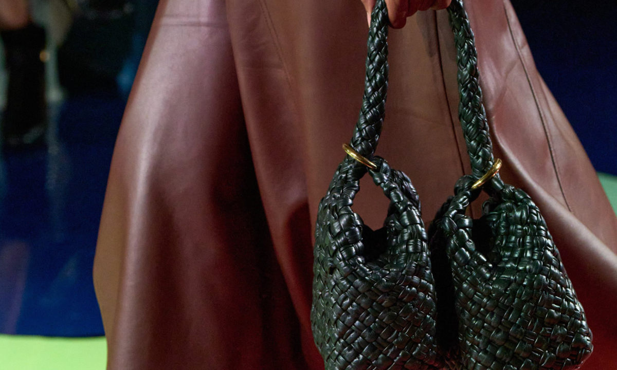 「扁担包」IT BAG？BOTTEGA VENETA 推出 Double Kalimero 包袋