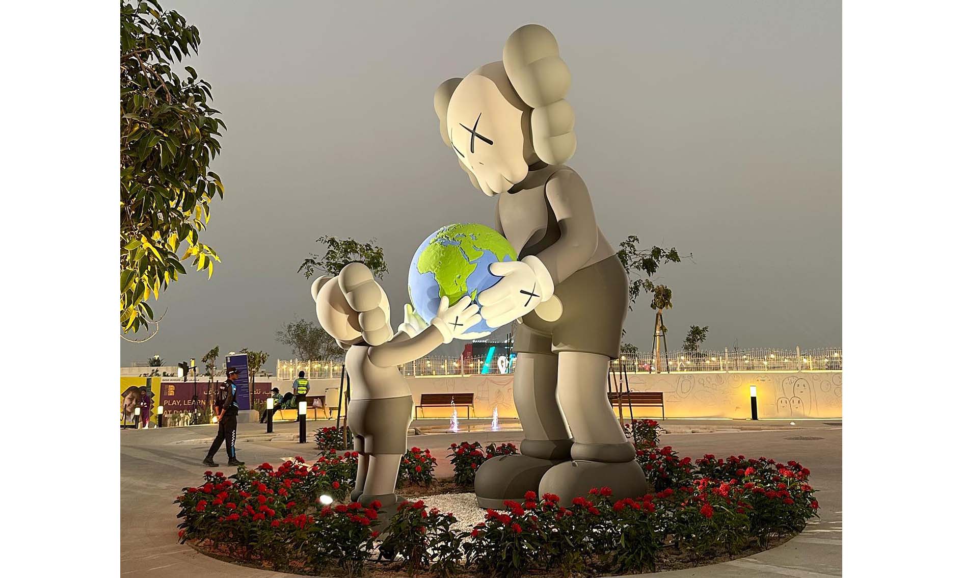 KAWS 全新《承诺》雕像作品亮相卡塔尔