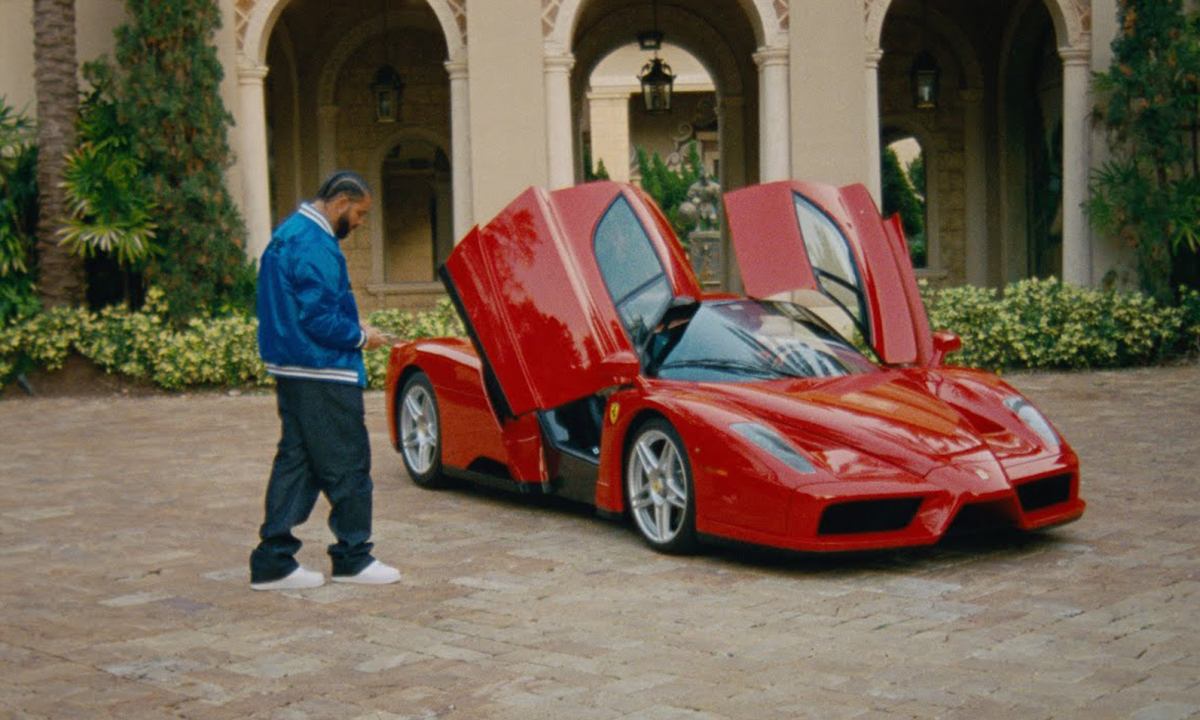 致敬 Pharrell 设计珠宝，Drake 最新 MV《Jumbotron Shit Poppin》发布