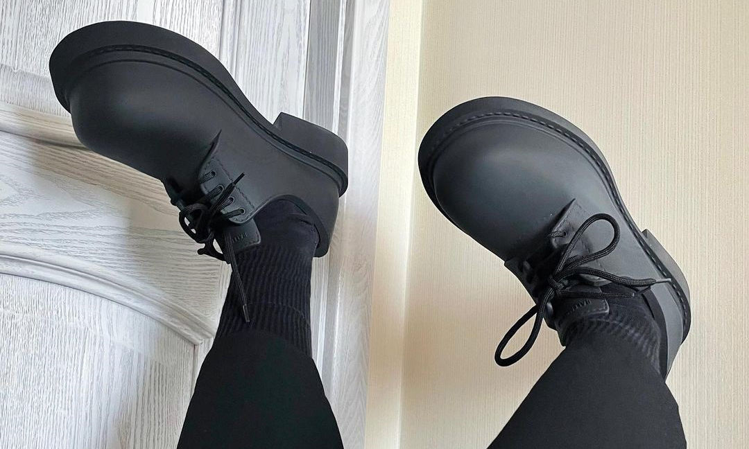 BALENCIAGA「米奇鞋」成为最热搭配利器？
