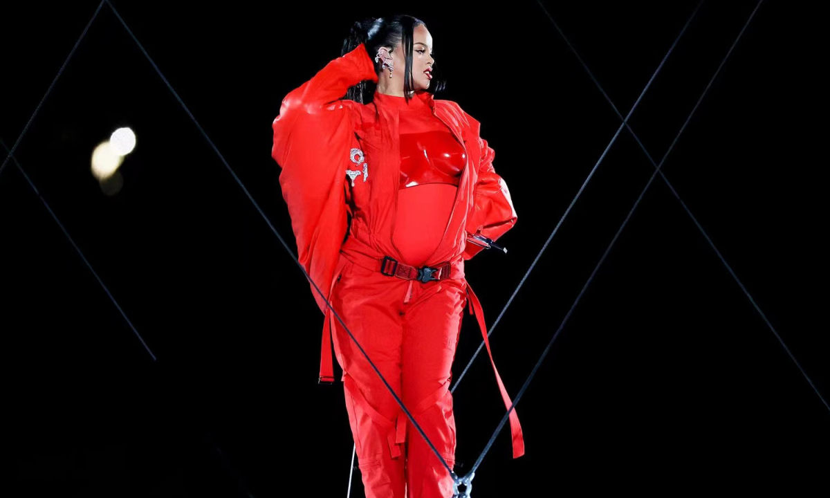 重磅！Rihanna 在超级碗中场秀表演后确认再度怀孕