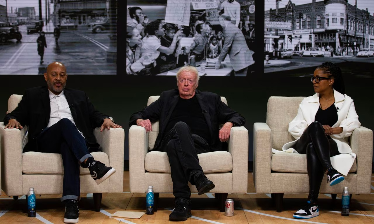 Nike 联合创始人 Phil Knight 和妻子承诺帮助波特兰的黑人社区