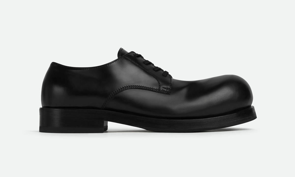 BOTTEGA VENETA 加入「怪鞋」阵营，推出小丑德比