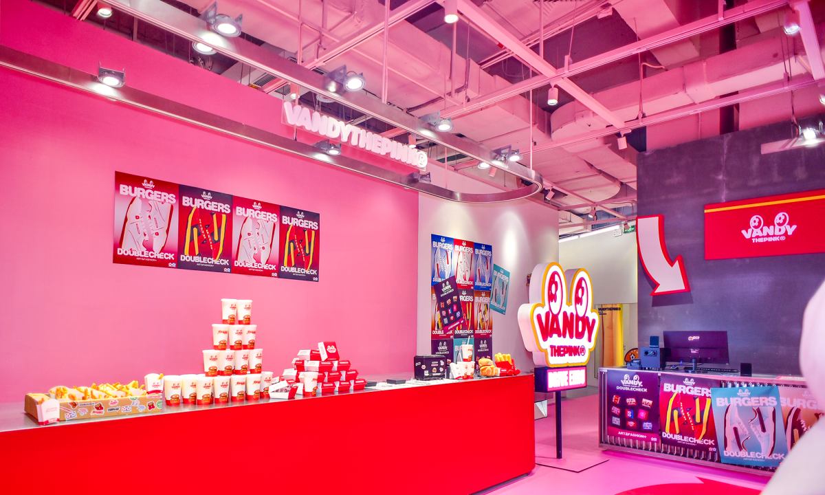 VANDYTHEPINK 举办 BUGER SHOP 主题快闪活动