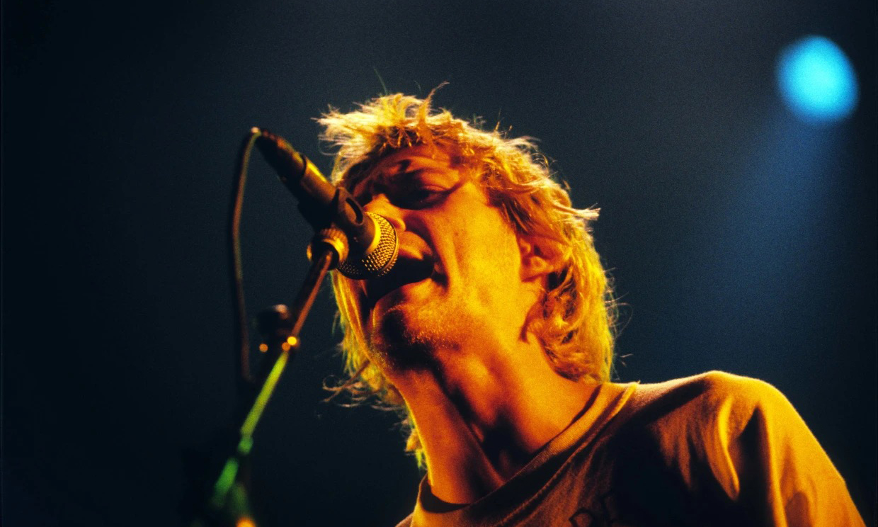 Kurt Cobain 的损坏吉他拍出近 60 万美元高价