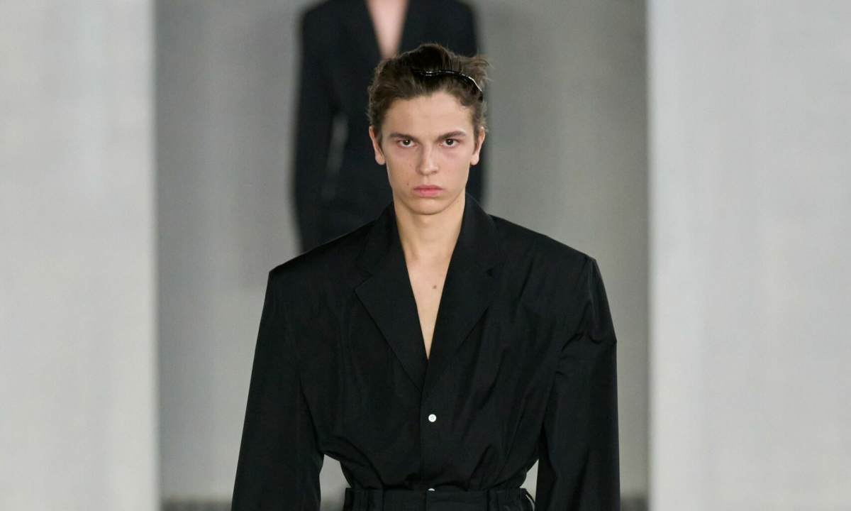 一同走进 PRADA 2024 春夏系列男装秀场