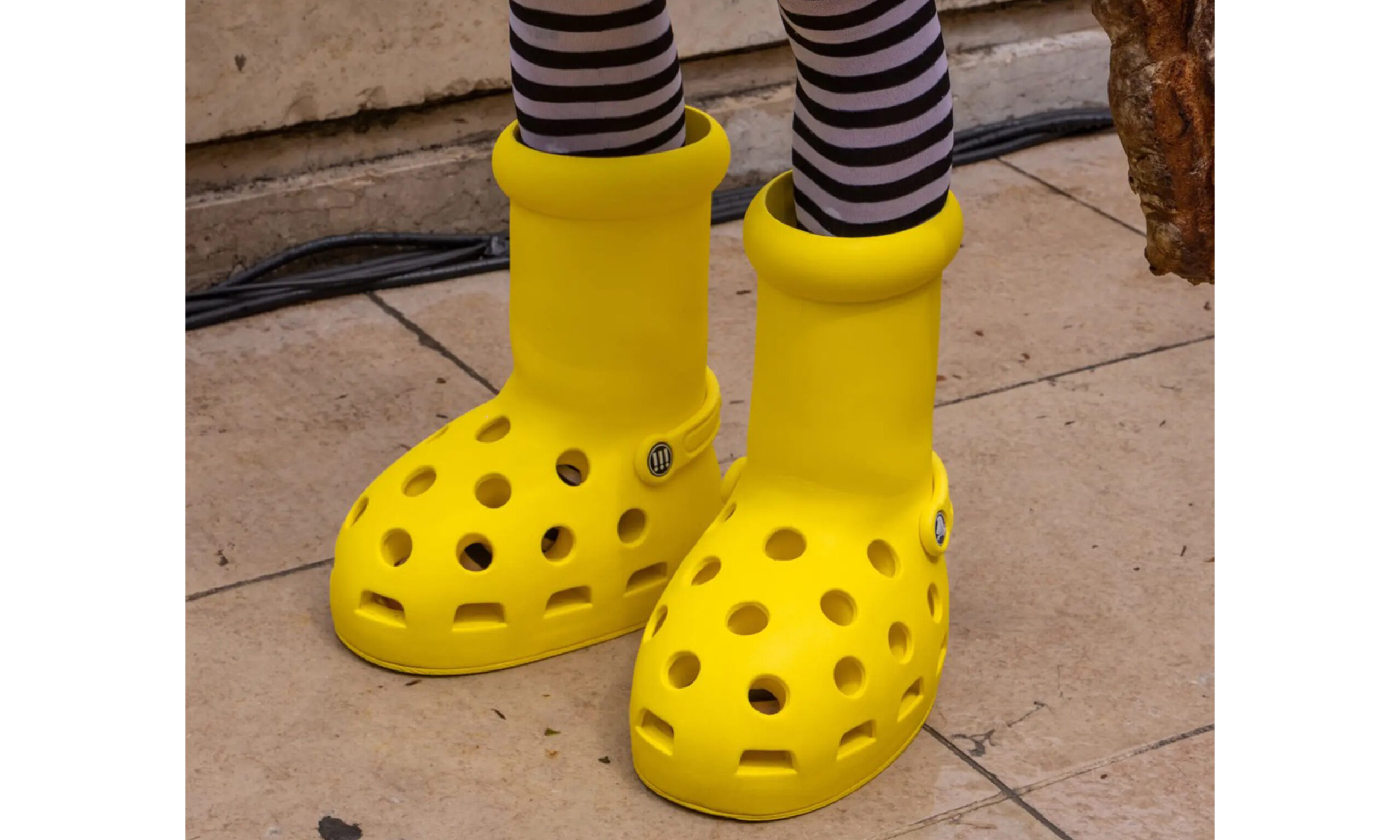 又一热点预定？Crocs 或与 MSCHF 推出联名款「Big Yellow Boot」