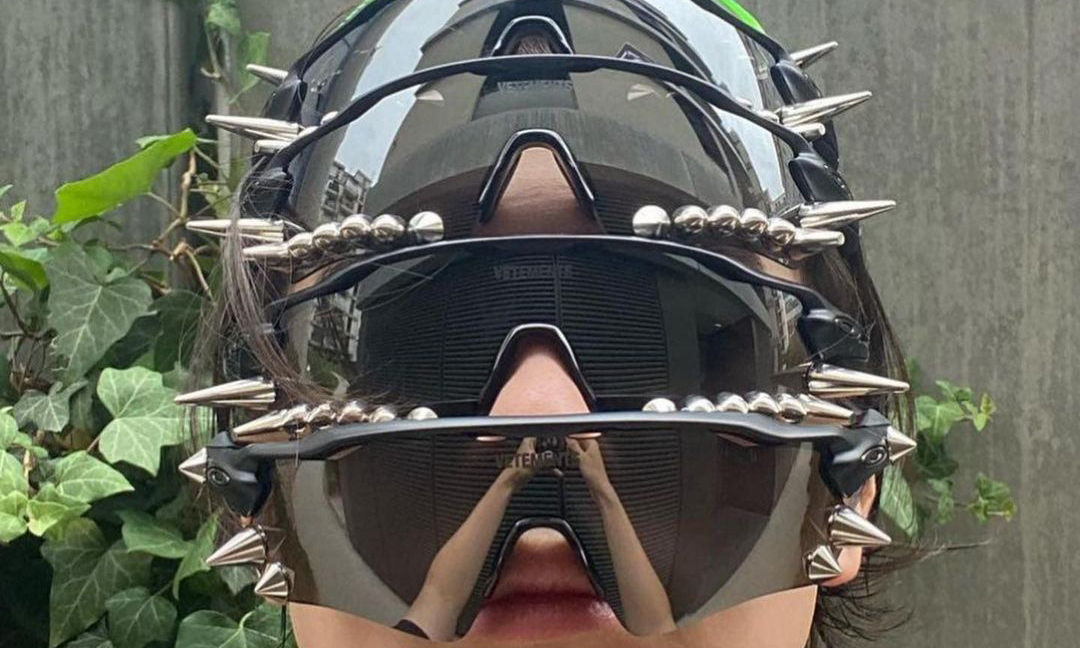 朋克户外风！VETEMENTS x Oakley 合作系列释出