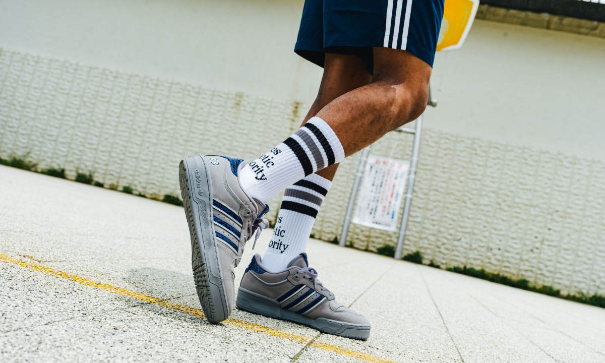adidas Originals 与 atmos 打造 RIVALRY 86 合作鞋款