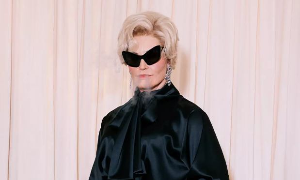 变装皇后 Alexis Stone 装扮成 Jessica Lange 观看 BALENCIAGA 2023 秋冬秀场