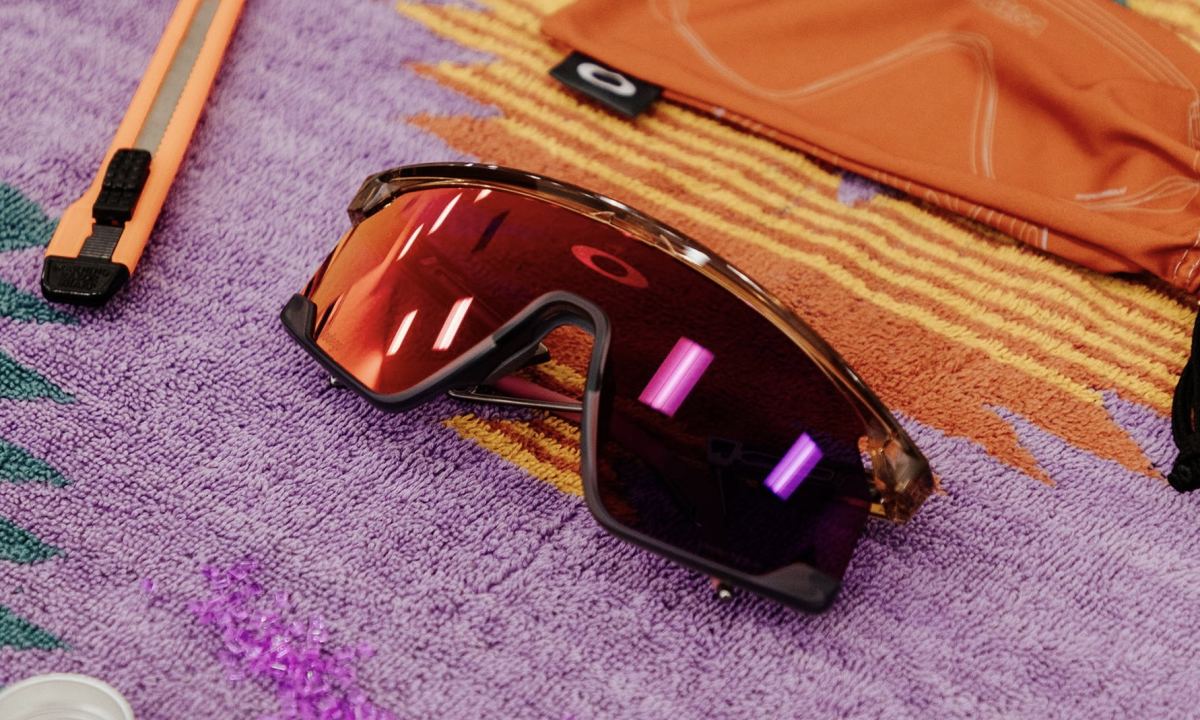 Bodega x Oakley 推出合作款眼镜「BXTR Metal」