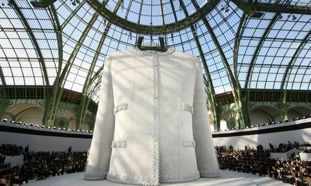 LV、DIOR「致敬」，男性穿 CHANEL 夹克的时代来了？
