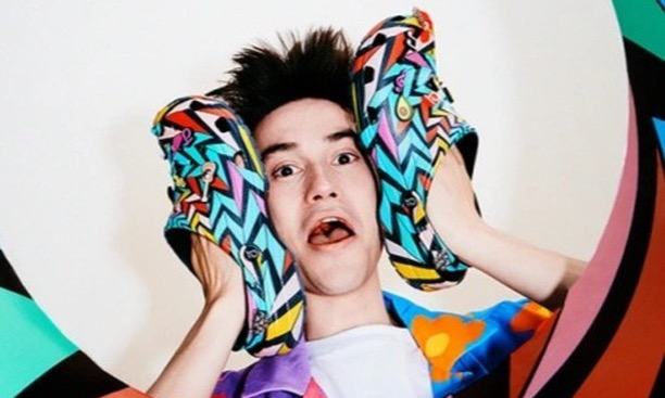 Jacob Collier x Crocs 跨界推出限量合作鞋款