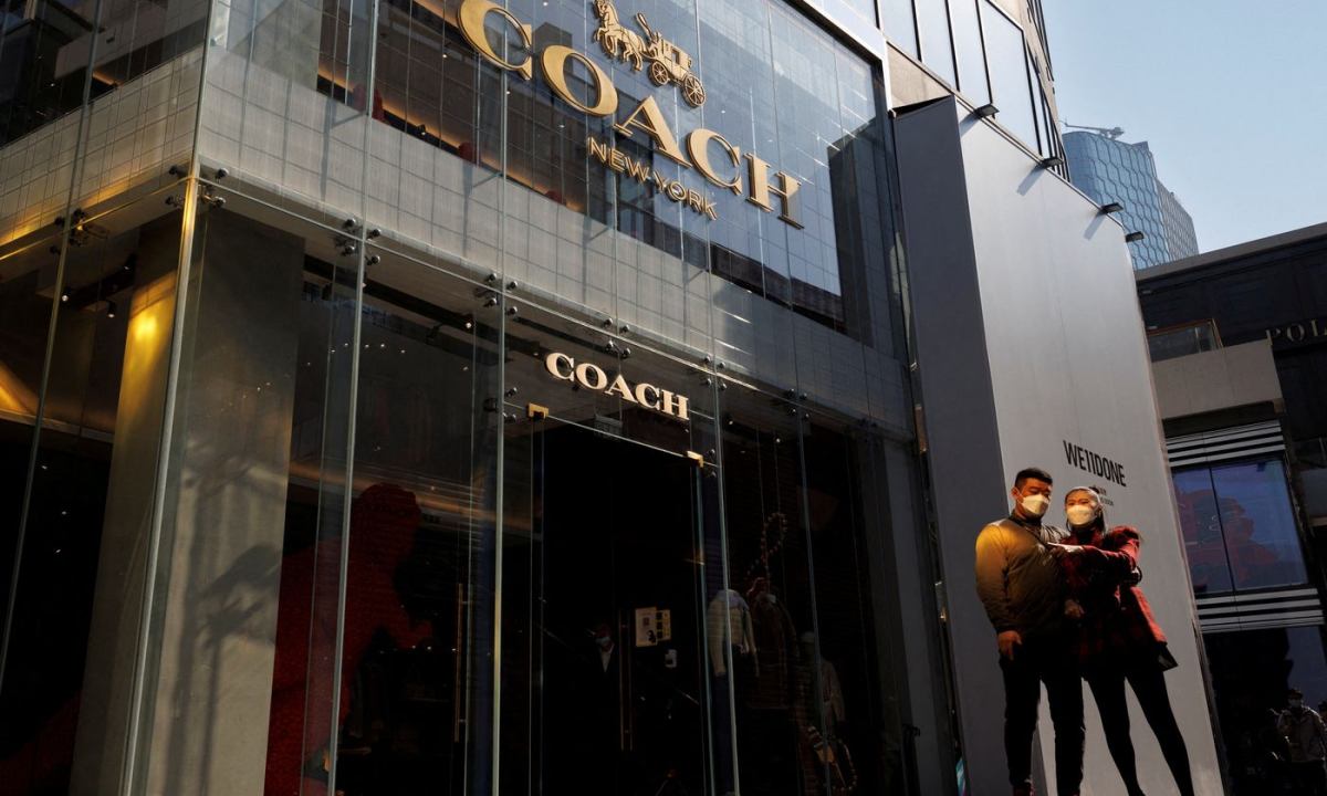 Coach 母公司或将吞并 Versace 所属母集团
