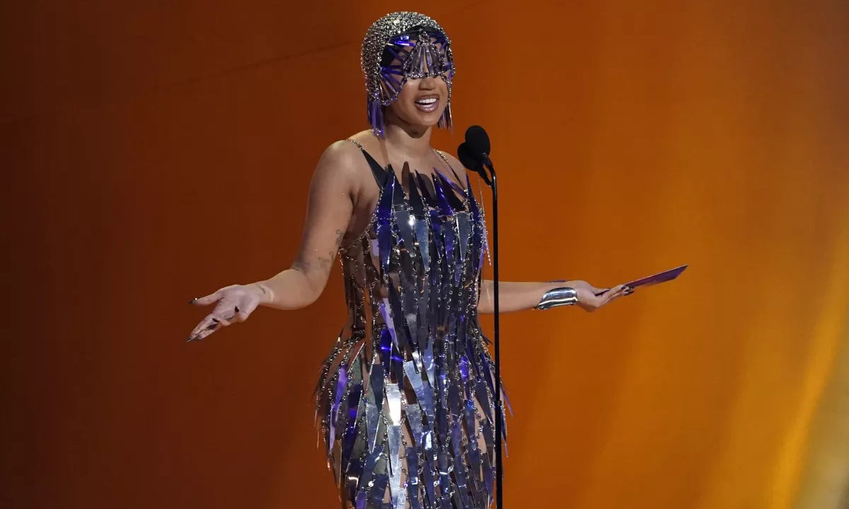 Cardi B「砸人」麦克风竞拍中，出价已达近 10 万美元