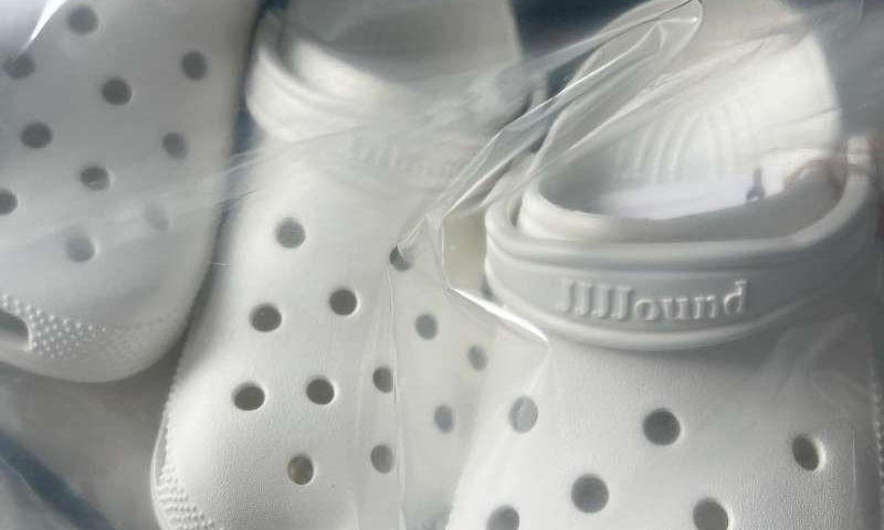 「盖章」还是设计？JJJJound x Crocs 合作鞋款释出