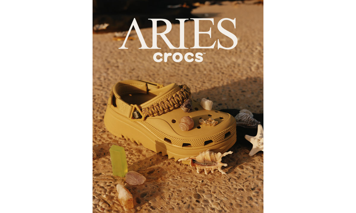 Crocs 首次携手英国街头品牌 Aries 推出全新联名鞋款