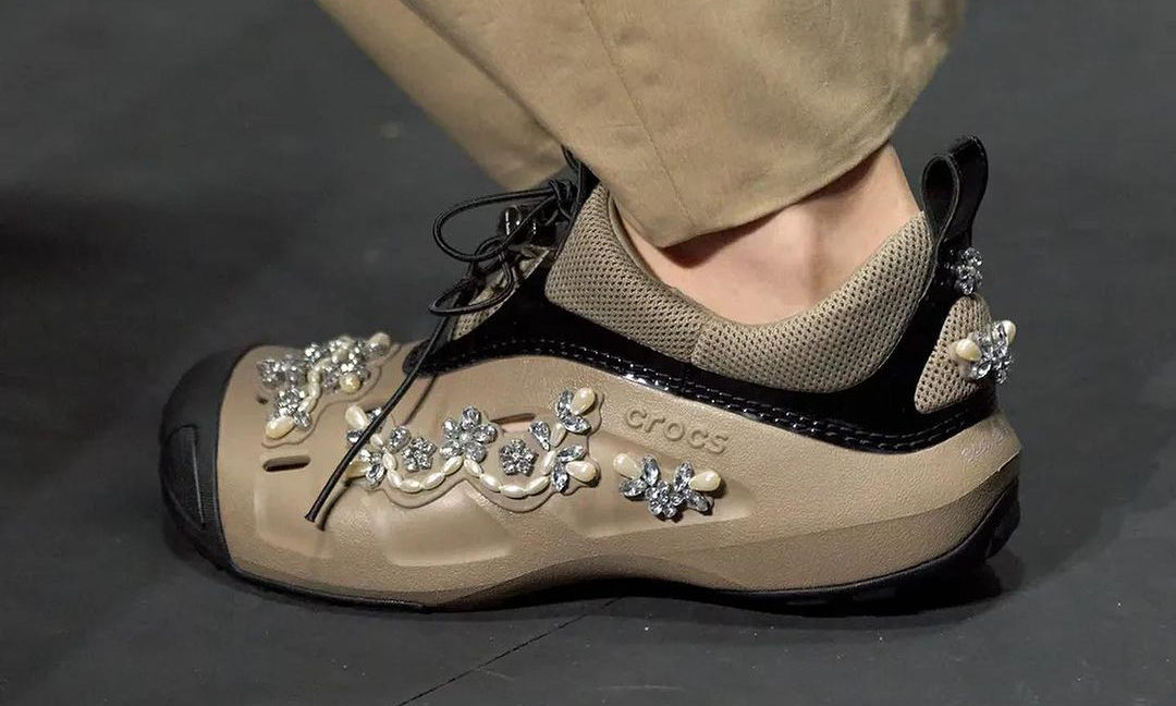 Simone Rocha x Crocs 合作鞋款于 24 春夏大秀亮相