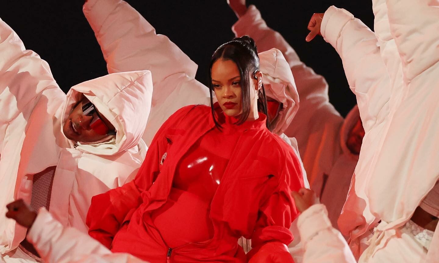 以 Rihanna 超级碗造型为灵感的 LOEWE 单品发布