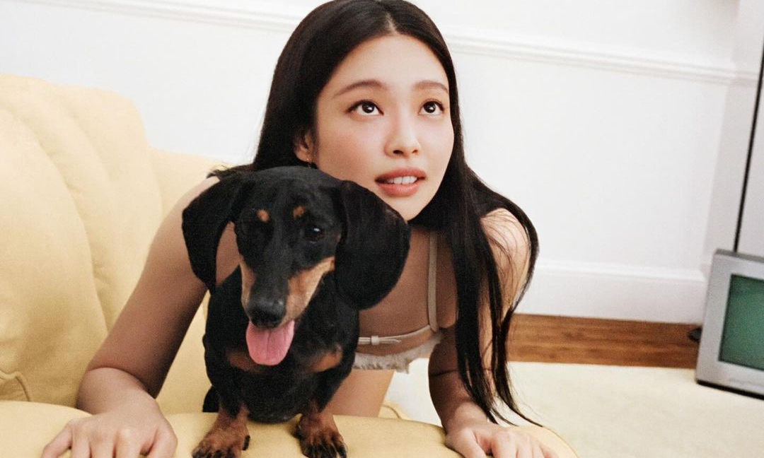 Jennie 出镜演绎 JACQUEMUS GUIRLANDE 假日系列全新造型片