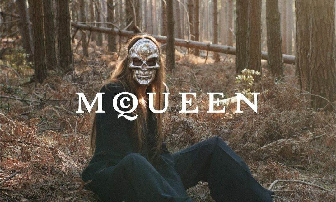 Alexander McQueen 推出品牌全新标志