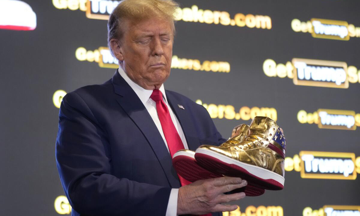 Donald Trump 出席 Sneaker Con 并推出专属鞋款