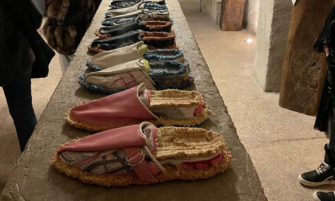 有钱也买不到的 ASICS 夸张改制拖鞋…