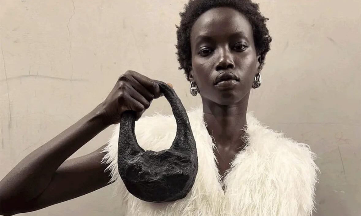 Coperni 上架由「陨石」制成的 Meteorite Swipe Bag