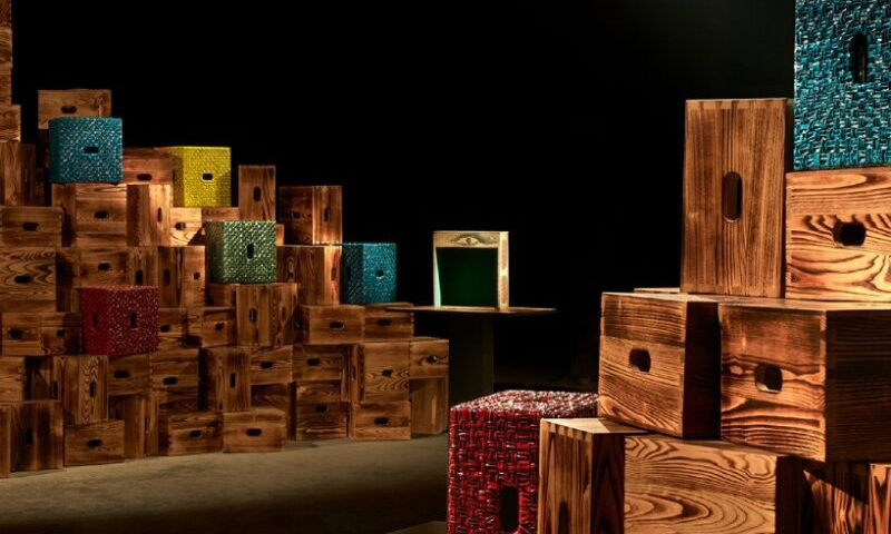 BOTTEGA VENETA 于米兰设计周之际展出大型艺术装置