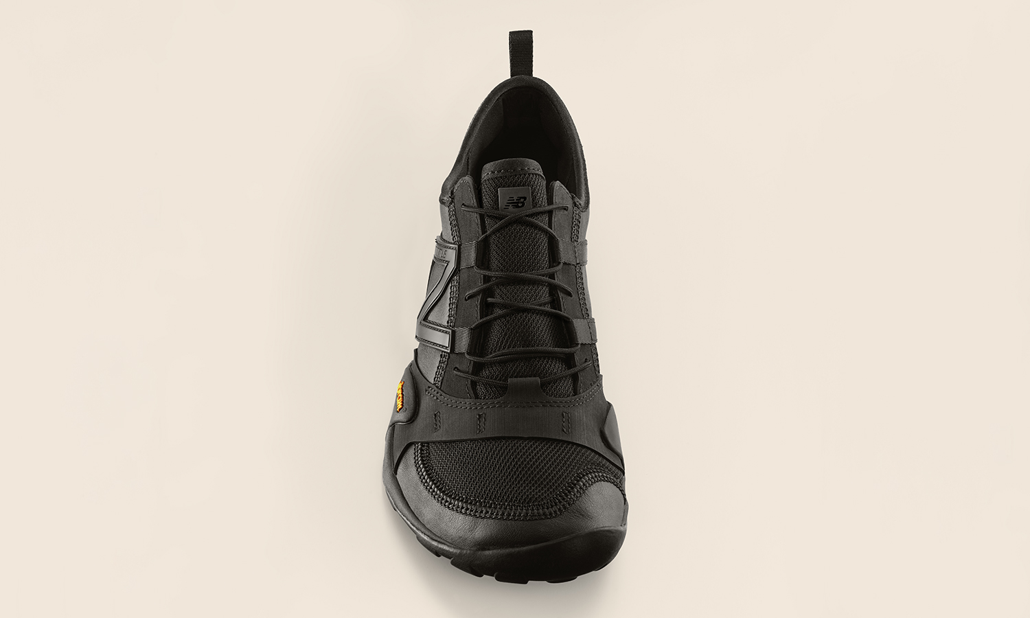 New Balance 携手 ISSEY MIYAKE 发布双方首次联名鞋款 MT10O