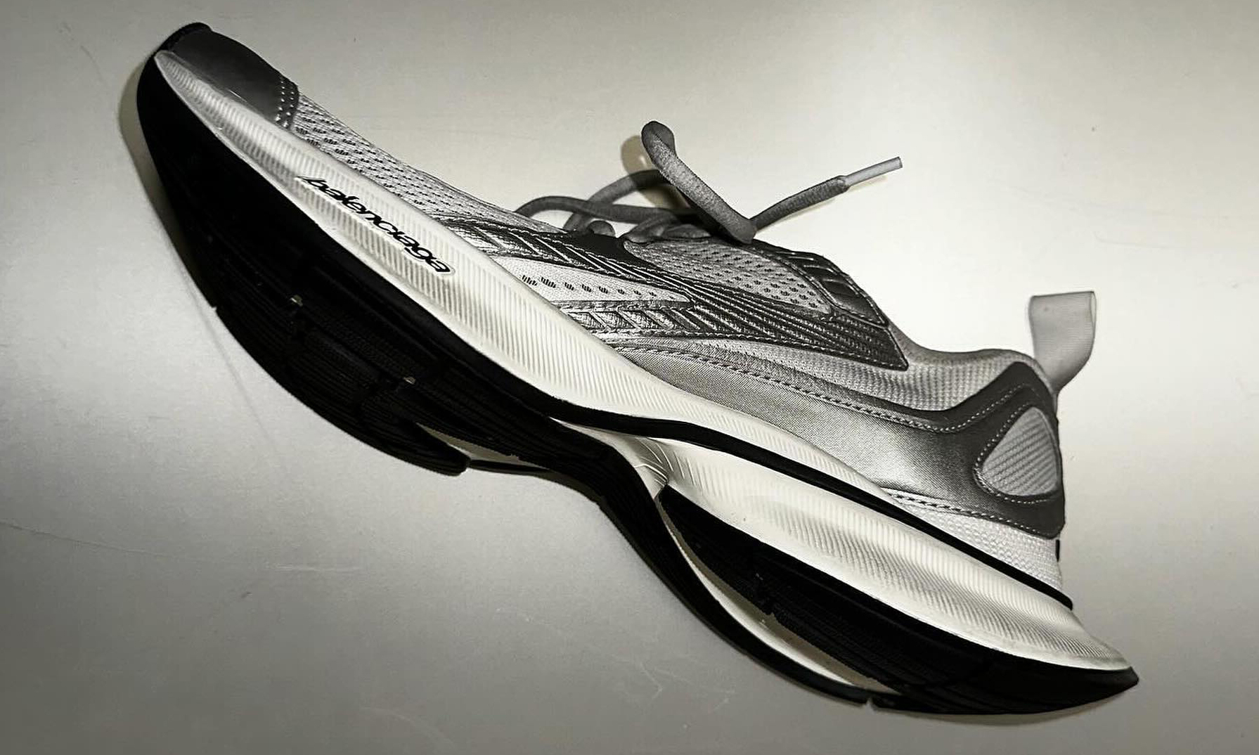 BALENCIAGA 推出全新 CIRCUIT 运动鞋