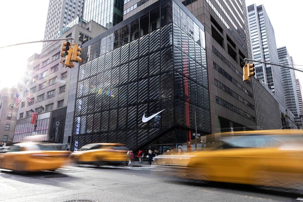 Nike 受到销量低迷影响股价下跌