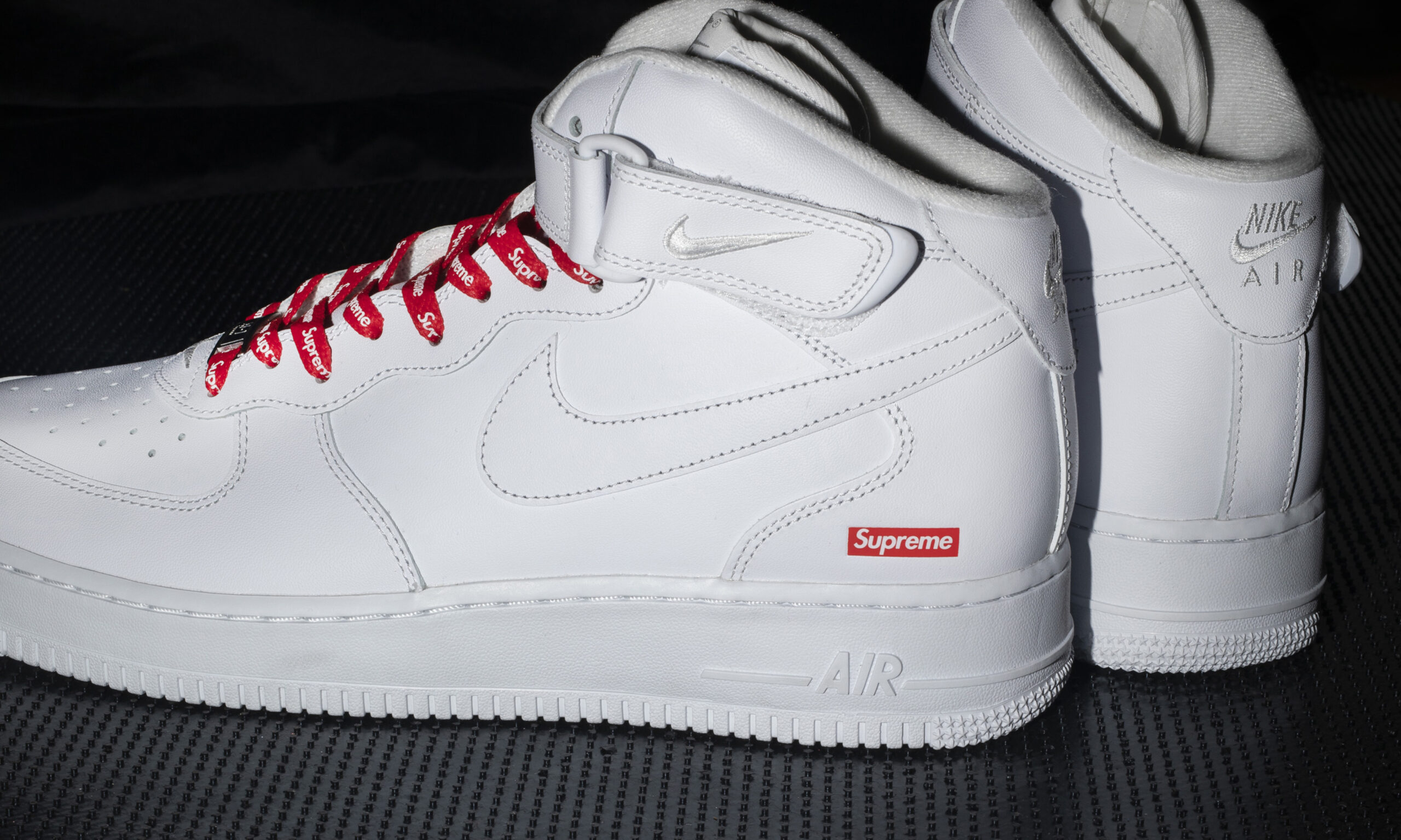 Supreme 与 Nike 合作推出定制款 Air Force 1 Mid