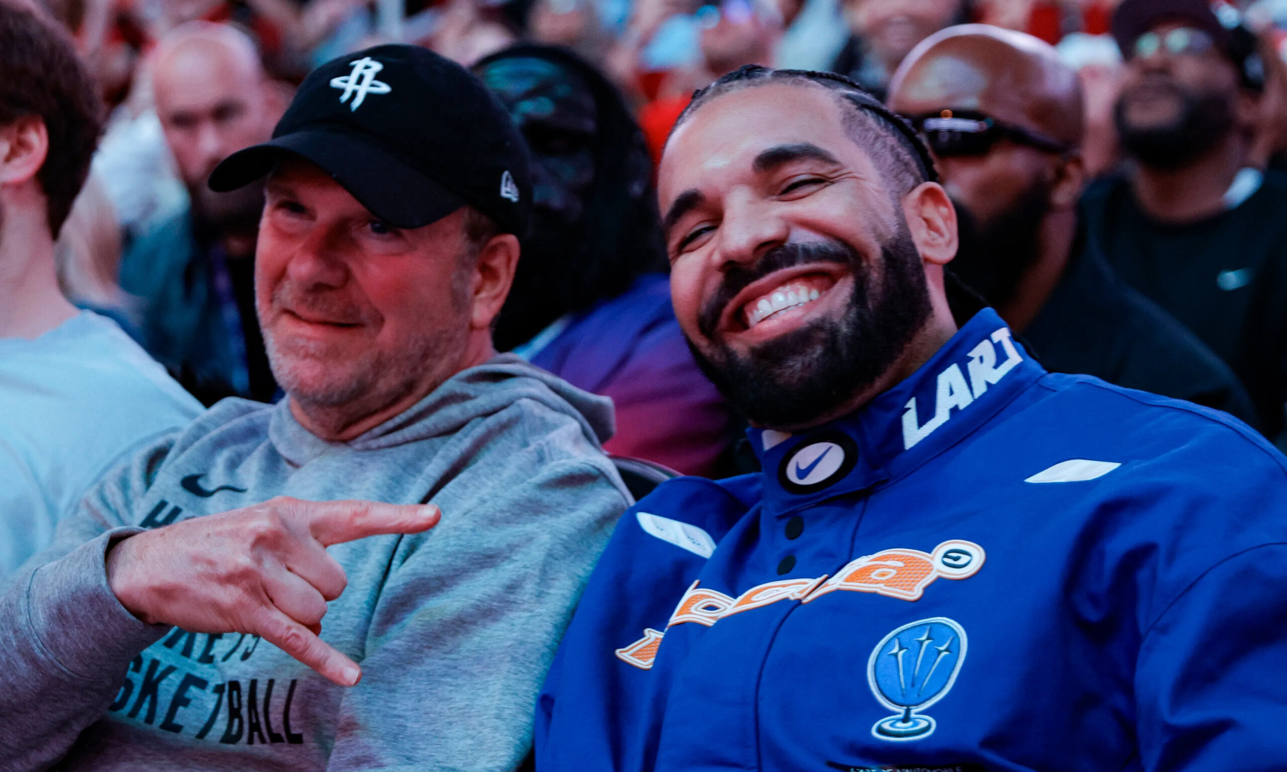 Drake 通过网站发布大量内容，包括三首新歌