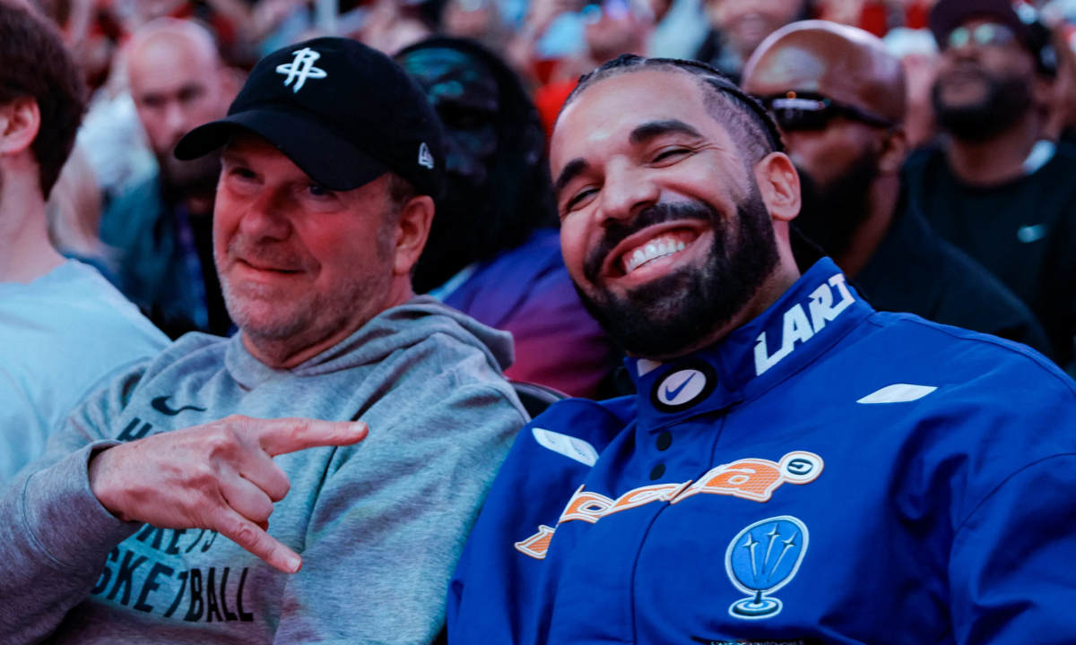 Drake 通过网站发布大量内容，包括三首新歌