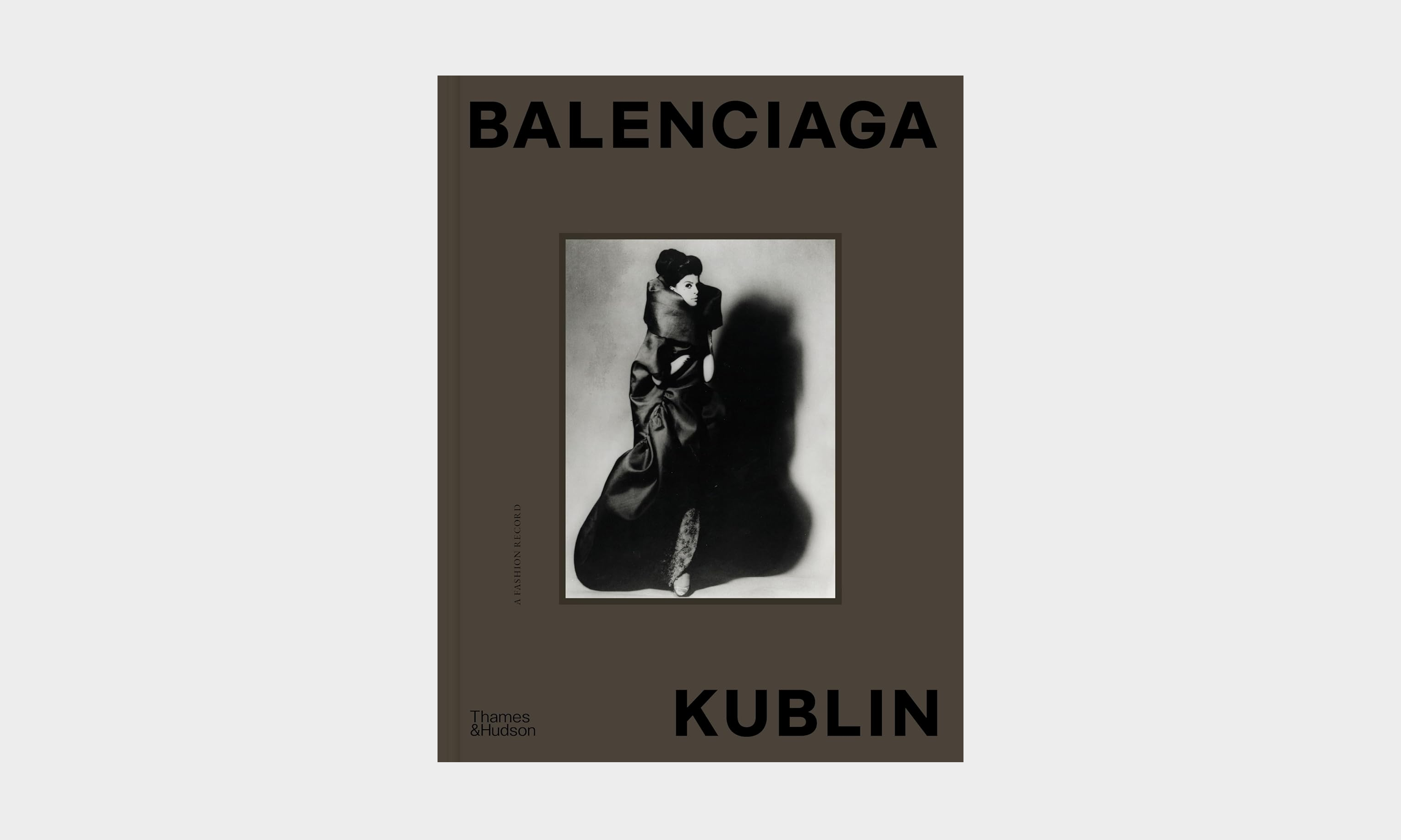 Thames & Hudson 出版新书《Balenciaga — Kublin a Fashion Record》