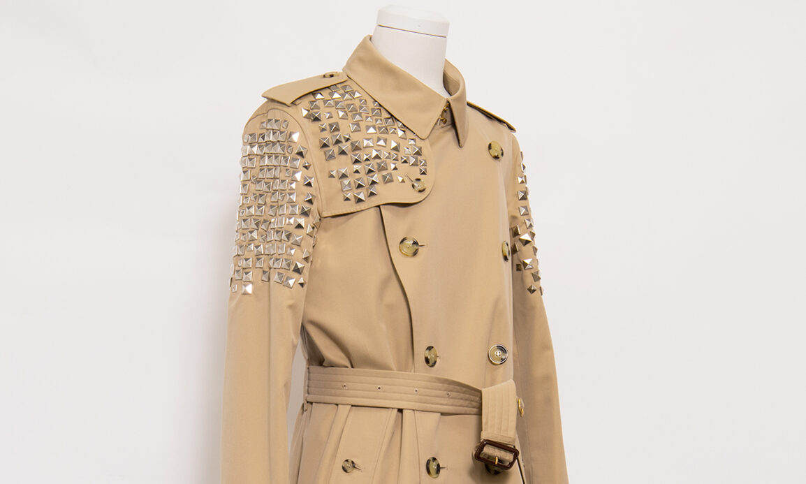 COMME des GARÇONS 推出第二款 BURBERRY 定制风衣