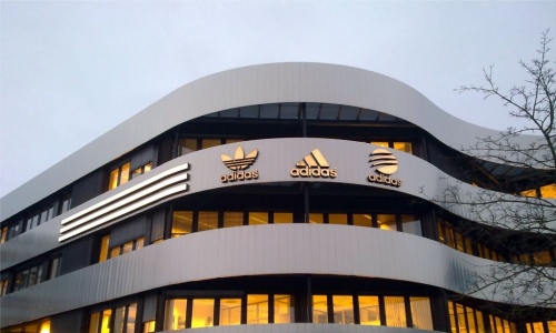 adidas 总部拟裁员以简化运营模式