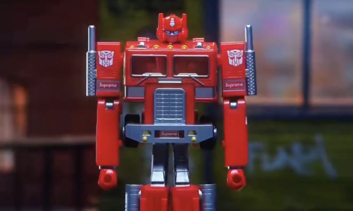 Supreme 携手经典动画《Transformers》推出「擎天柱」模型