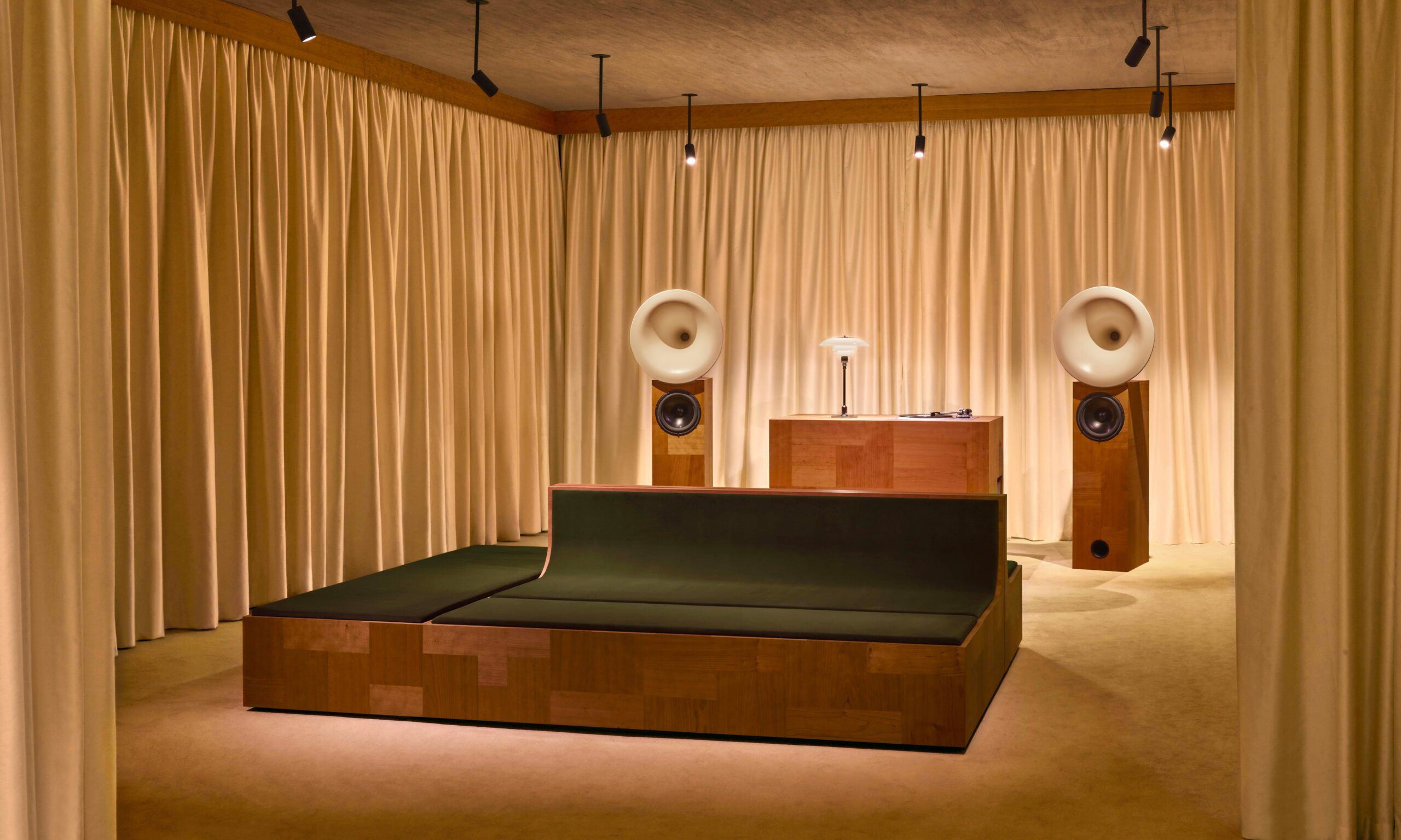 VALENTINO 携手 Terraforma 打造「L’Atelier Sonore」聆听空间