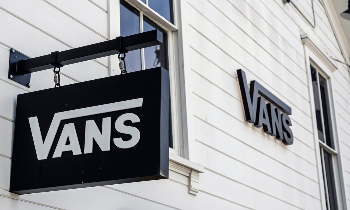 VF 集团 2025 财年第四季度营收下滑，股价大跌近 16%