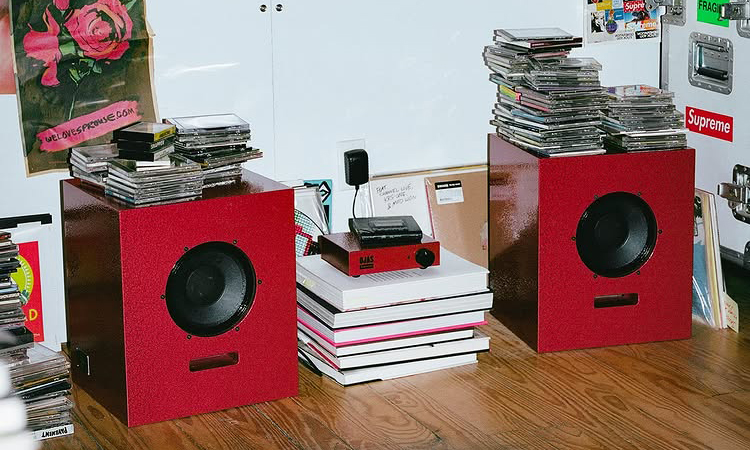 Supreme 携手 OJAS 推出  Artbook Shelf Speakers + Amp 定制音响套装
