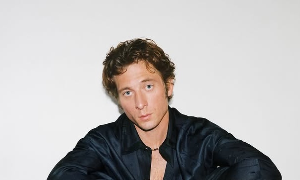 LOUIS VUITTON 任命 Jeremy Allen White 为品牌大使