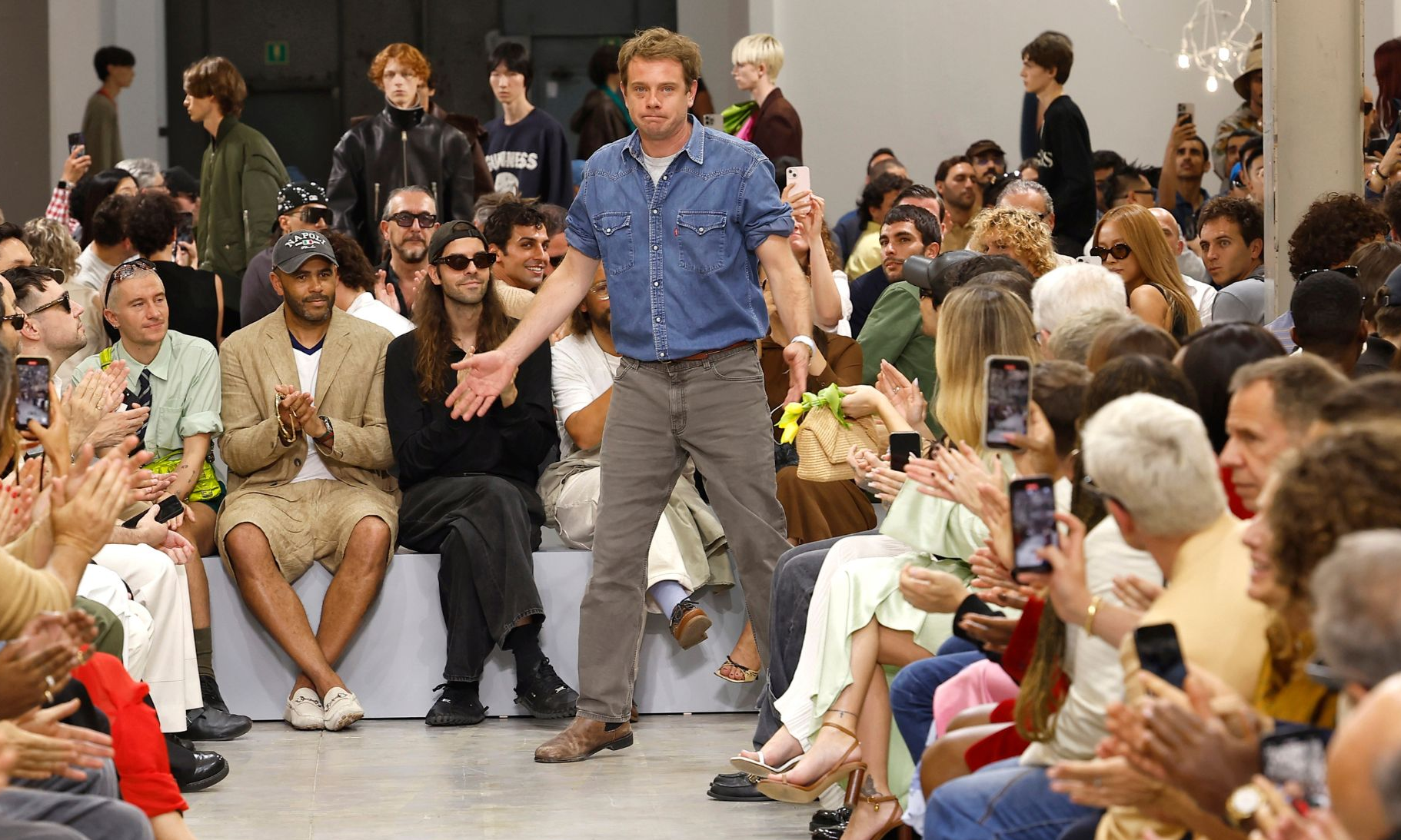 Jonathan Anderson 的 DIOR 首秀社媒浏览量突破 10 亿