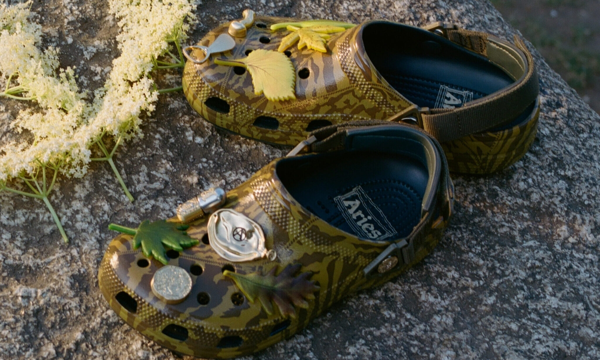 Crocs 与 Aries 再度携手推出联名鞋款