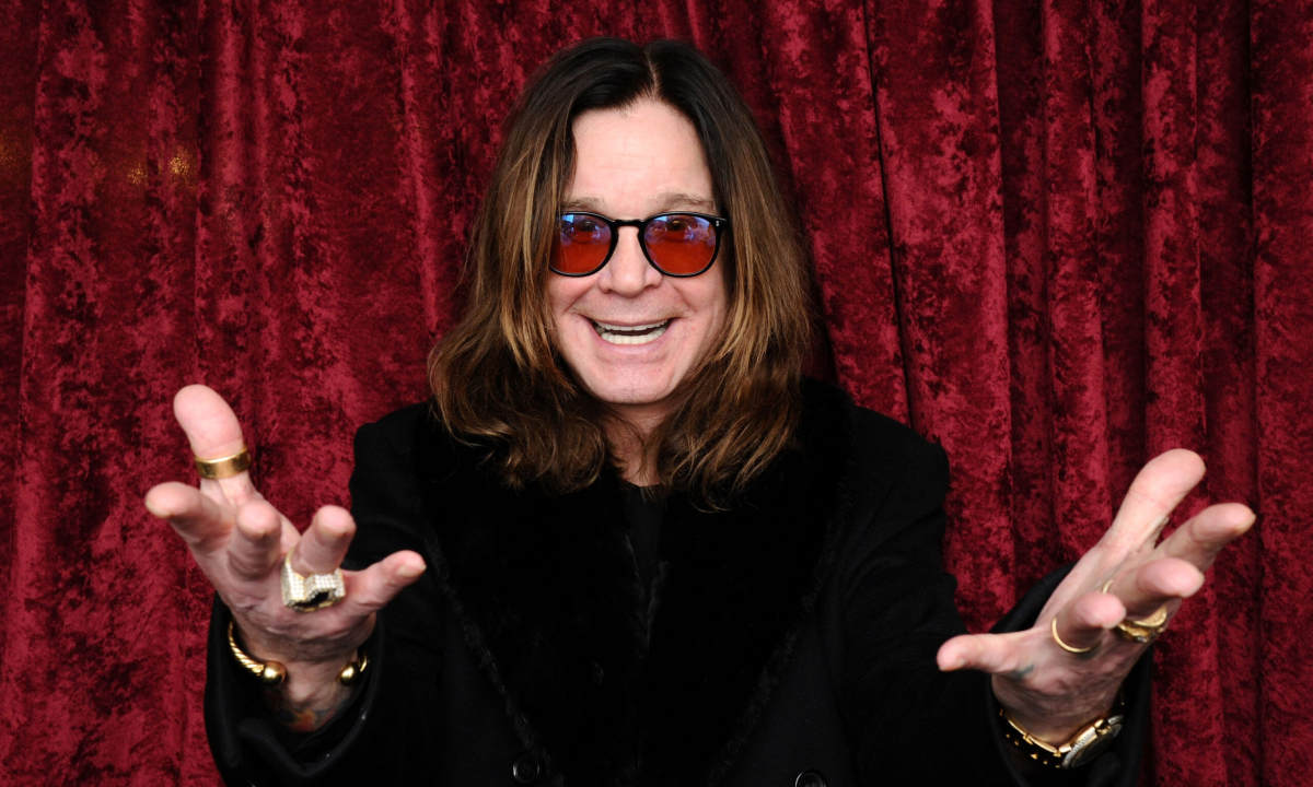 英国重金属音乐之父、黑色安息日乐队主唱 Ozzy Osbourne 去世