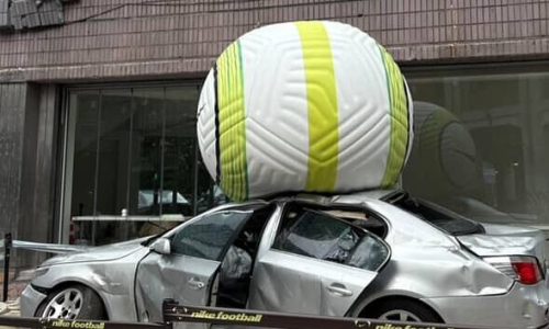 Nike T90 首尔活动，复刻经典「球砸车」景观