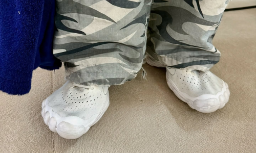 「收敛」的 BALENCIAGA 鞋，「巴味」还在么